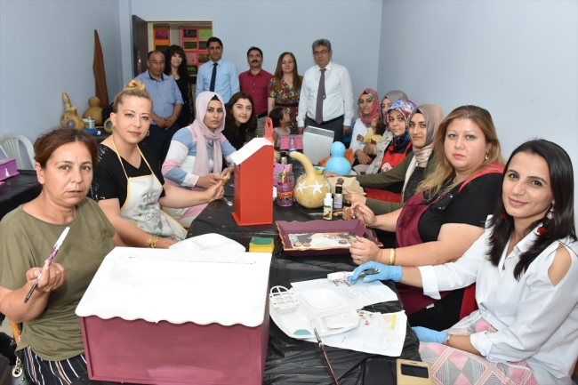 Çocuklarını okulda beklerken meslek sahibi oldular