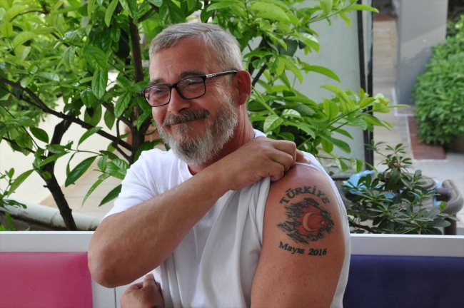 İngiliz turist Türk insanına hayranlığını Türk bayrağı dövmesiyle gösteriyor