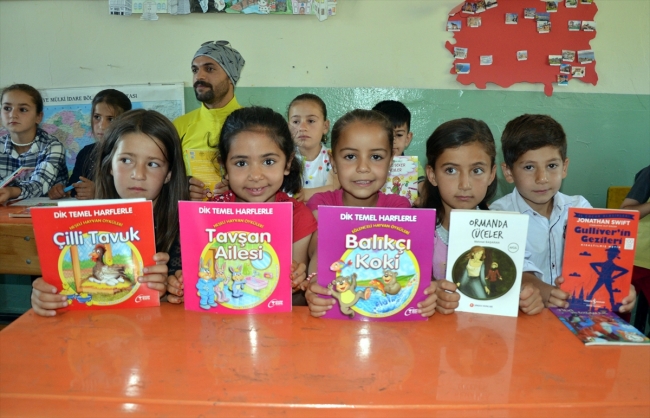 Pedallarını köy okulundaki çocuklar için çevirdiler