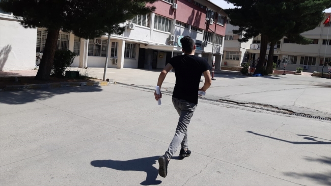 Sınav yerini şaşıran öğrencinin imdadına polis yetişti