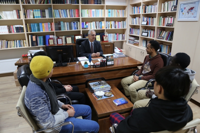 Emekli akademisyen 40 yıllık birikimini liseye bağışladı