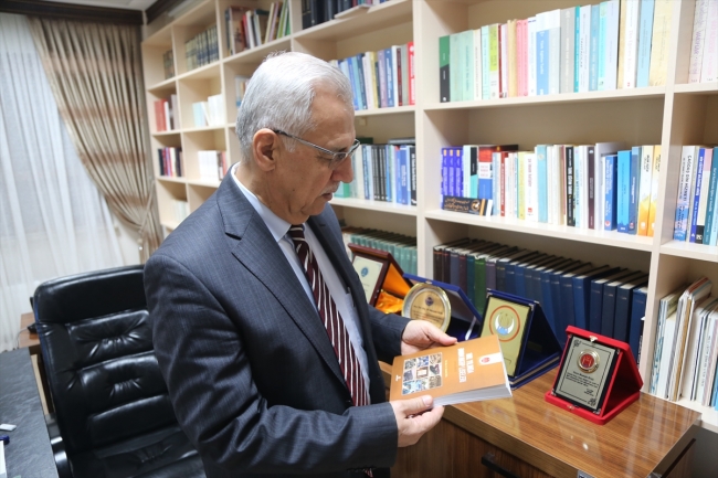 Emekli akademisyen 40 yıllık birikimini liseye bağışladı