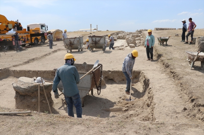 Laodikya Stadyumu'na giden tarihi yol gün ışığına çıkarılıyor