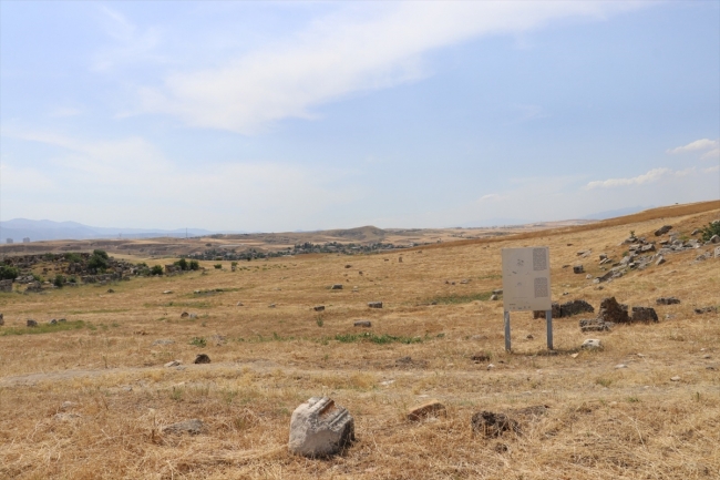 Laodikya Stadyumu'na giden tarihi yol gün ışığına çıkarılıyor