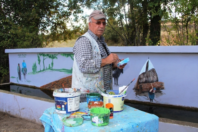 Eski köy yaşantısını duvarlara yansıtıyor