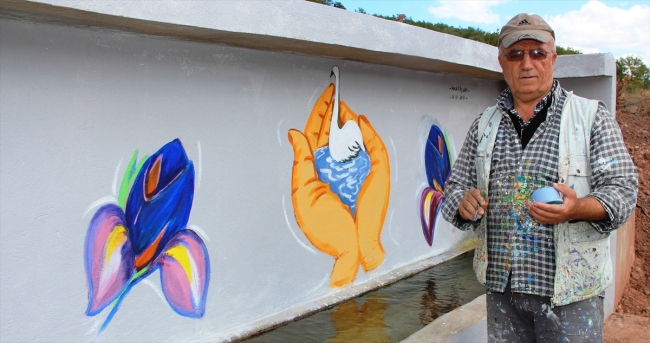 Eski köy yaşantısını duvarlara yansıtıyor