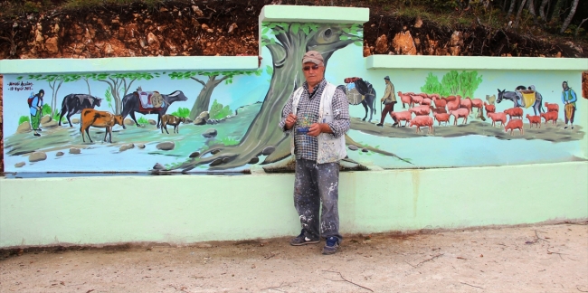 Eski köy yaşantısını duvarlara yansıtıyor