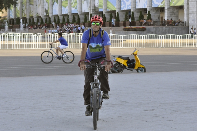 10 yıllık Kırgızistan hayali için binlerce kilometre pedal çevirdi