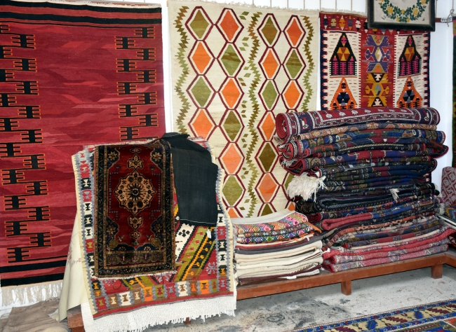 Tamir ettiği halı ve kilimleri yurt dışına pazarlıyor