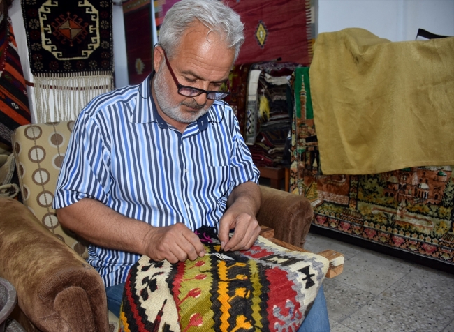 Tamir ettiği halı ve kilimleri yurt dışına pazarlıyor