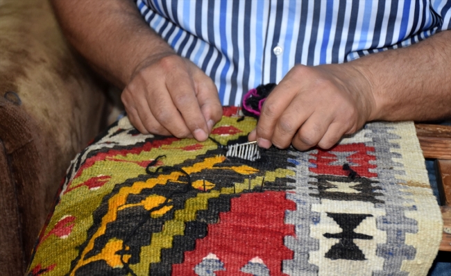 Tamir ettiği halı ve kilimleri yurt dışına pazarlıyor