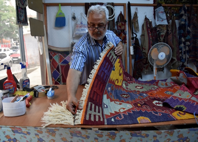 Tamir ettiği halı ve kilimleri yurt dışına pazarlıyor