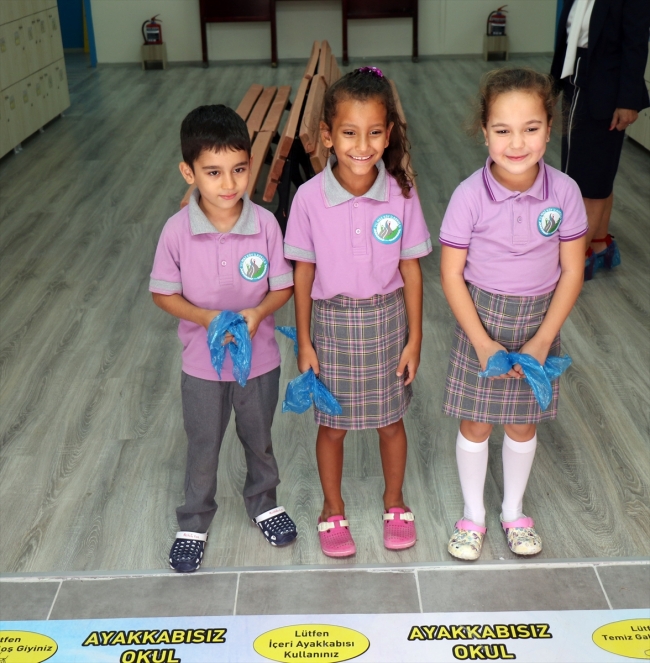 Ayakkabısız okulda ders zili çaldı