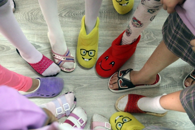 Ayakkabısız okulda ders zili çaldı