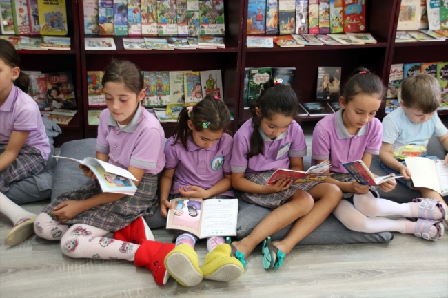 Ayakkabısız okulda ders zili çaldı