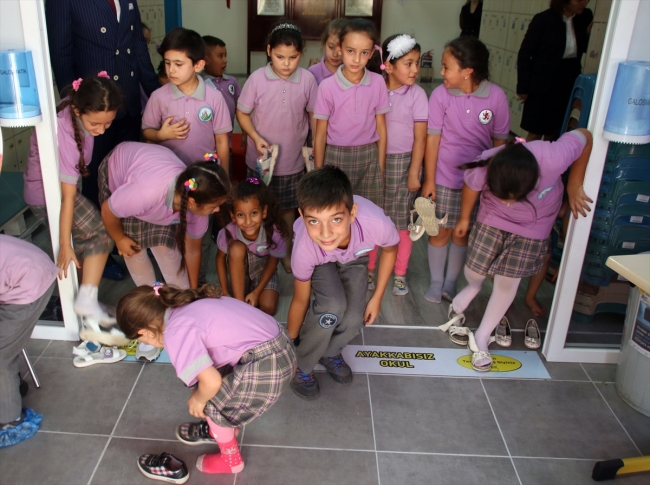 Ayakkabısız okulda ders zili çaldı