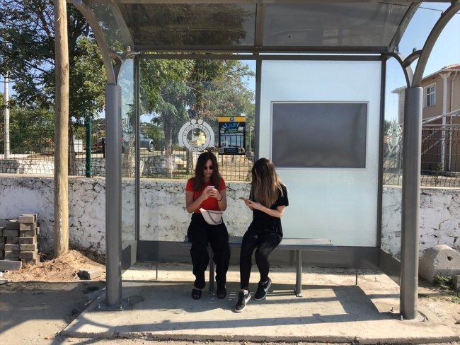 Edirne'de otobüs beklerken kitap okutan durak