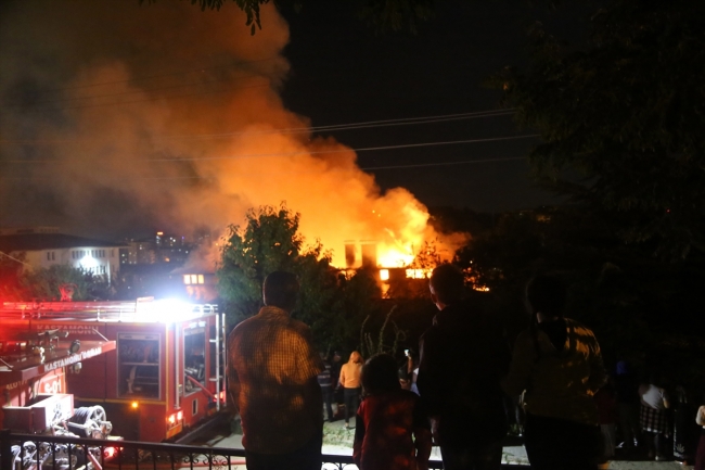 Kastamonu'daki yangında 3 katlı konak zarar gördü