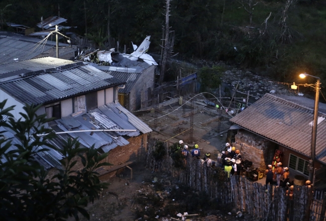 Kolombiya’da uçak yerleşim yerine düştü: 7 ölü, 3 yaralı