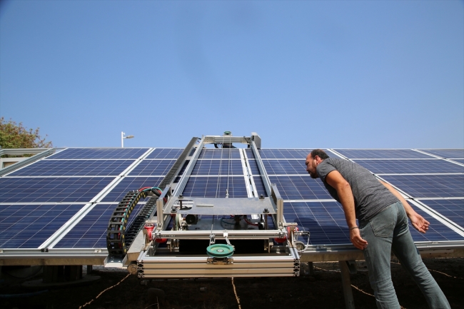 Güneş panellerini robot temizleyecek