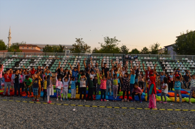 Iğdır Tuzluca'da köy çocukları ilk kez açık havada sinema izledi