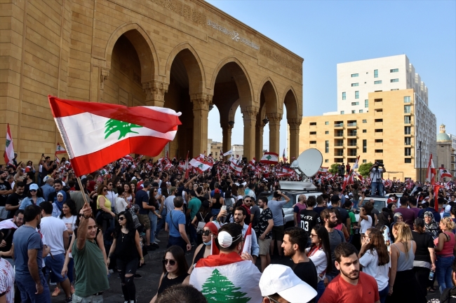 Lübnan halkı hükümetin istifasını istiyor