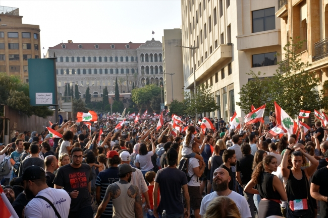 Lübnan halkı hükümetin istifasını istiyor
