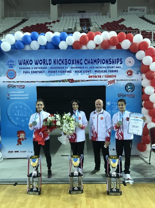 Kick boksun "Altın kızları" Dünya Şampiyonası'nı zirvede bitirdi