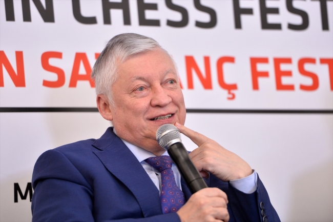 Karpov, Mersin'de 10 çocukla aynı anda satranç oynadı