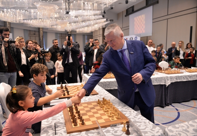 Karpov, Mersin'de 10 çocukla aynı anda satranç oynadı
