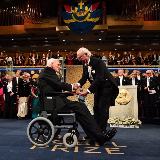 2019 Nobel Kimya Ödülü'nü kazanan John B. Goodenough ödülünü İsveç Kralı 16. Carl Gustav'ın elinden aldı. Fotoğraf: AA