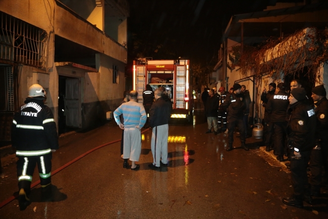 Kahramanmaraş'ta yangın çıkan evde mahsur kalan 7 kişi kurtarıldı