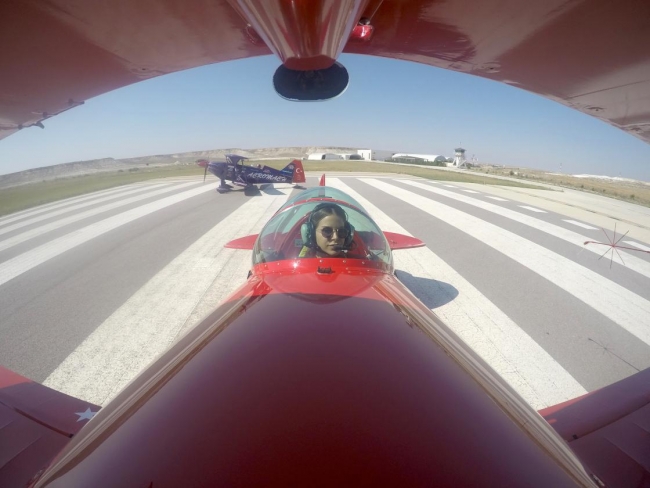 Akrobasi pilotu baba ile kızından 'Büyük Zafer' uçuşu