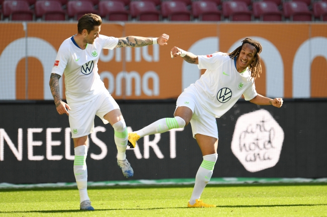 Fotoğraf: Reuters Augsburg-Wolfsburg maçında Daniel Ginczek ve Kevin Mbabu koronavirüs salgını sonrası sosyal mesafelerin koruyarak gol sevinci yaşadı.