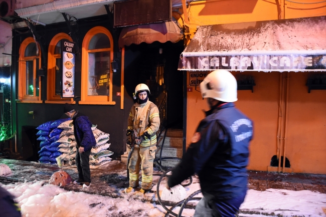 Beyoğlu'nda bir apartta çıkan yangın söndürüldü