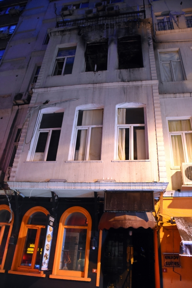 Beyoğlu'nda bir apartta çıkan yangın söndürüldü