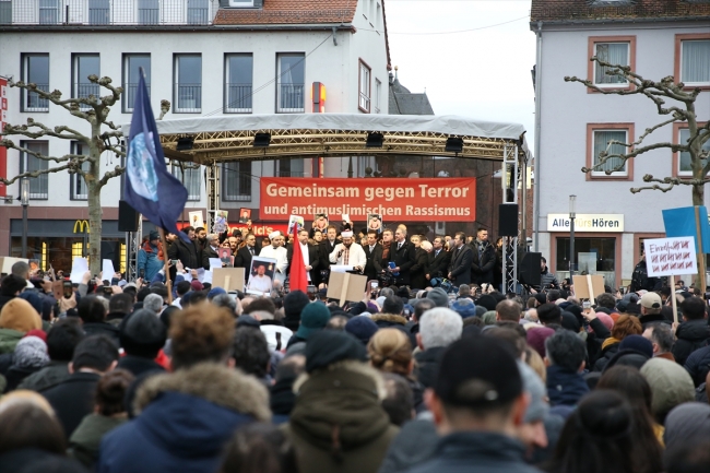 Almanya'da 10 bin kişi ırkçılığa karşı yürüdü