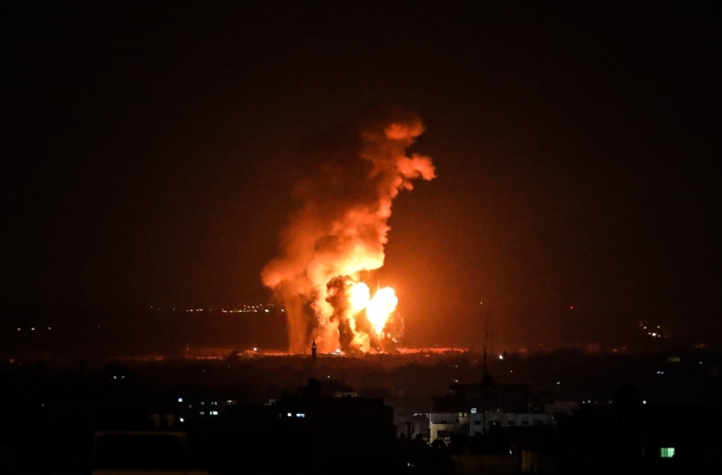 İsrail'den Gazze ve Suriye'ye hava saldırısı