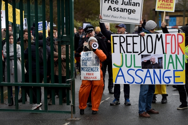 Wikileaks'in kurucusu Assange, ABD'ye iade davasında hakim karşısında