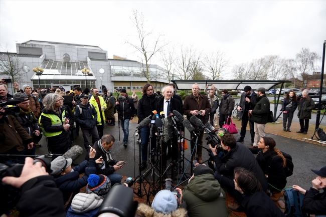 Duruşma öncesi Assange’ın babası John Shipton, Belmarsh Hapishanesi önünde basın mensuplarına açıklama yaptı. Fotoğraf: AA