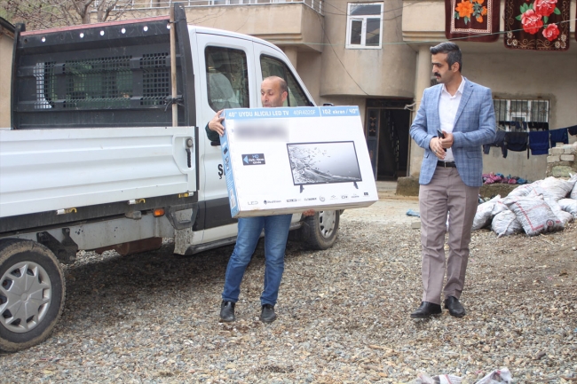 Hakkari'de uzaktan eğitimi takip edemeyen 2 kardeşe televizyon hediye edildi