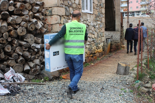 Hakkari'de uzaktan eğitimi takip edemeyen 2 kardeşe televizyon hediye edildi