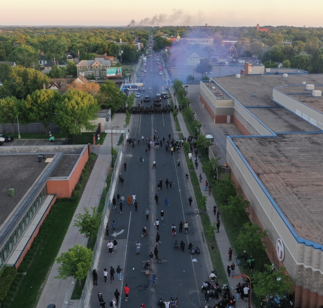 Minneapolis'te göstericilere biber gazı