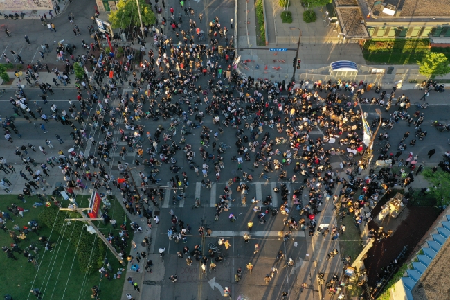 Minneapolis'te göstericilere biber gazı