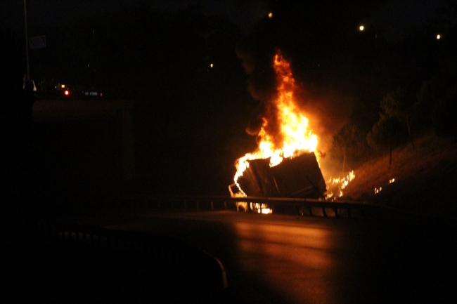 Bayrampaşa'da yanarak hareket eden kamyon ortalığı birbirine kattı