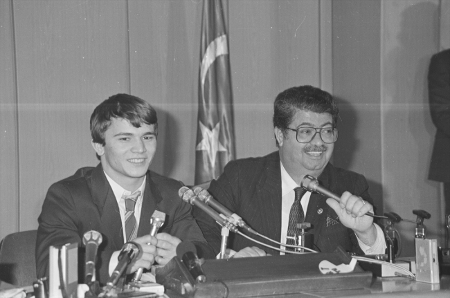  13 Aralık 1986'da dönemin Başbakanı Özal, Dünya Halter şampiyonu Naim Süleymanoğlu ile birlikte basın toplantısı düzenledi. / Fotoğraf: AA