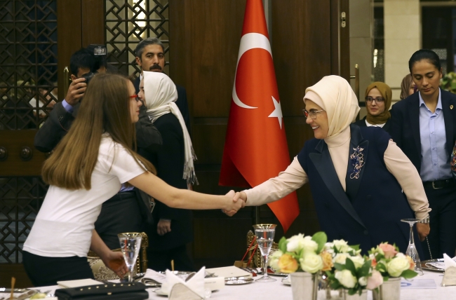 Emine Erdoğan: Çocuk işçiliğiyle hep birlikte mücadele etmeli