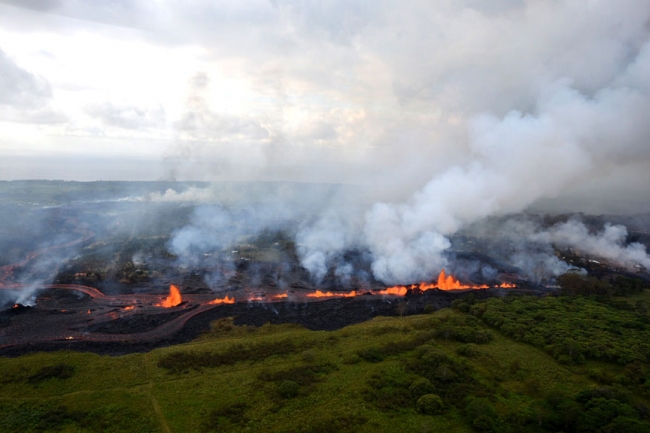 Kilauea Yanardağı'ndan püsküren lavlar denize ulaştı