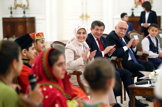 Başbakan Davutoğlu, "dünya çocukları" ile buluştu