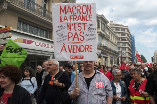 Fransa'da 'insan seli' gösterileri başladı
